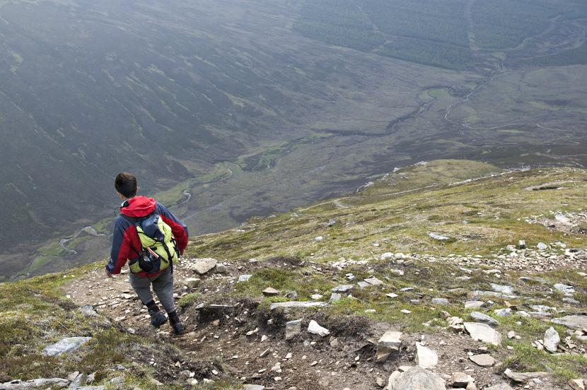 Hillwalker descending from the An Caber ridge on Ben Wyvis NNR. ©Lorne Gill/SNH. For information on reproduction rights contact the Scottish Natural Heritage Image Library on Tel. 01738 444177 or www.nature.scot