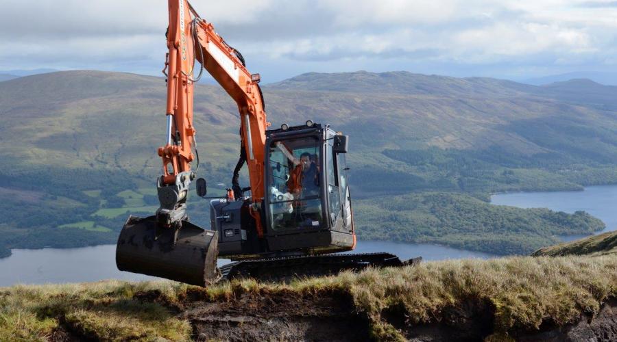 A digger operator reprofiling peat hags. ©Lorne Gill/SNH. For information on reproduction rights contact the Scottish Natural Heritage Image Library